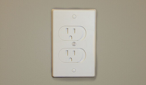Qdos Universal Self-Closing Outlet Cover - White (3 Pack)
