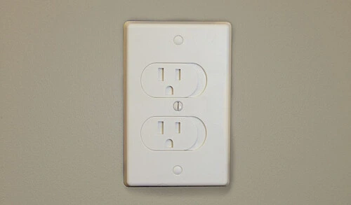 Qdos Universal Self-Closing Outlet Cover - White (3 Pack)